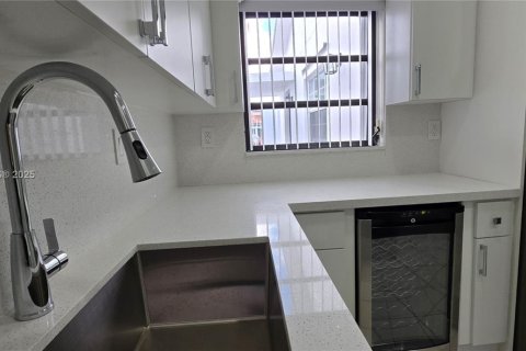 Villa ou maison à vendre à Miami, Floride: 3 chambres, 110.09 m2 № 1975985 - photo 6