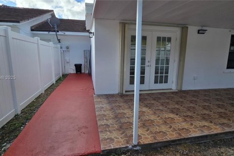 Villa ou maison à vendre à Miami, Floride: 3 chambres, 110.09 m2 № 1975985 - photo 28