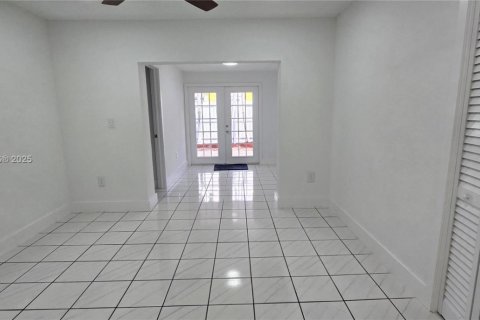 Villa ou maison à vendre à Miami, Floride: 3 chambres, 110.09 m2 № 1975985 - photo 9