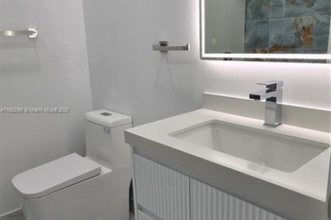 Villa ou maison à vendre à Miami, Floride: 3 chambres, 110.09 m2 № 1975985 - photo 21