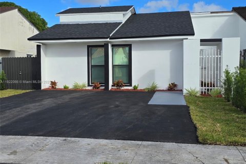 Villa ou maison à vendre à Miami, Floride: 3 chambres, 110.09 m2 № 1975985 - photo 3
