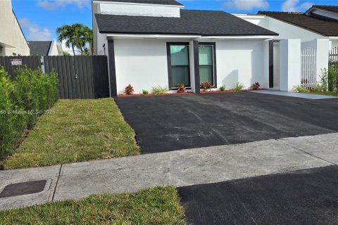Villa ou maison à vendre à Miami, Floride: 3 chambres, 110.09 m2 № 1975985 - photo 2