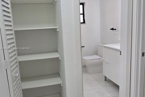 Villa ou maison à vendre à Miami, Floride: 3 chambres, 110.09 m2 № 1975985 - photo 12