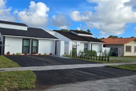 Villa ou maison à vendre à Miami, Floride: 3 chambres, 110.09 m2 № 1975985 - photo 1