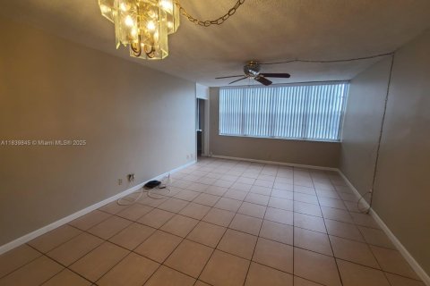 Condo in Hollywood, Florida, 1 bedroom  № 1830654 - photo 5