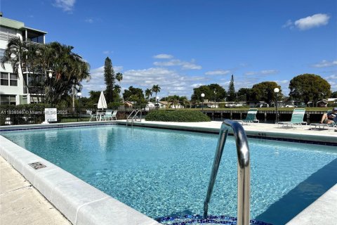 Condo in Hollywood, Florida, 1 bedroom  № 1830654 - photo 10
