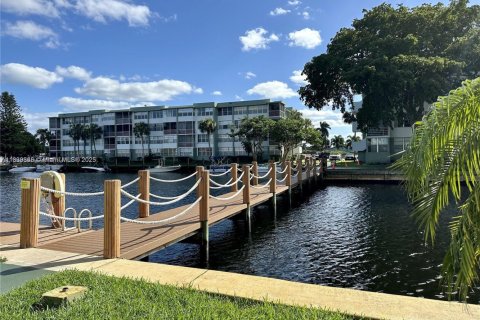 Condo in Hollywood, Florida, 1 bedroom  № 1830654 - photo 11