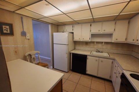 Condo in Hollywood, Florida, 1 bedroom  № 1830654 - photo 4