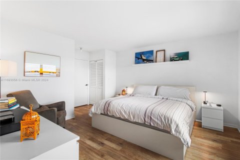 Condo in Lauderdale-by-the-Sea, Florida, 1 bedroom  № 1698495 - photo 10