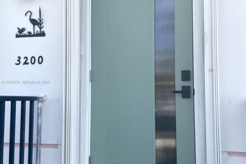 House in Miami, Florida 4 bedrooms, 138.05 sq.m. № 2040239 - photo 12