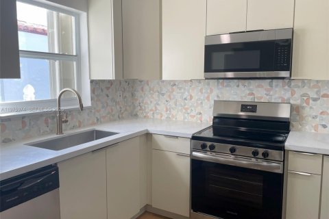 House in Miami, Florida 4 bedrooms, 138.05 sq.m. № 2040239 - photo 4