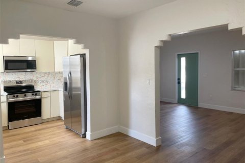 House in Miami, Florida 4 bedrooms, 138.05 sq.m. № 2040239 - photo 10