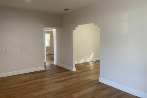 House in Miami, Florida 4 bedrooms, 138.05 sq.m. № 2040239 - photo 5