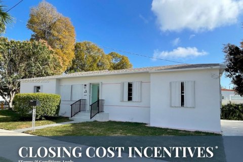 House in Miami, Florida 4 bedrooms, 138.05 sq.m. № 2040239