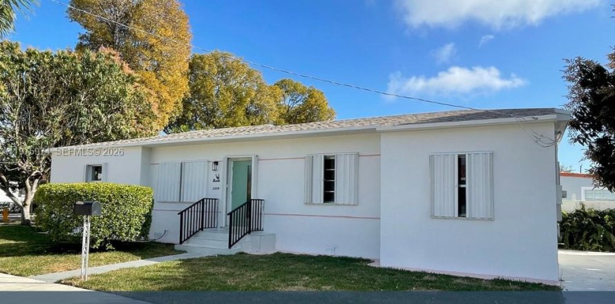 House in Miami, Florida 4 bedrooms, 138.05 sq.m. № 2040239