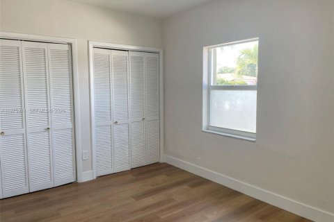 House in Miami, Florida 4 bedrooms, 138.05 sq.m. № 2040239 - photo 8