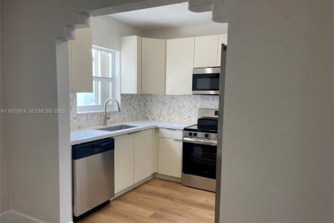 House in Miami, Florida 4 bedrooms, 138.05 sq.m. № 2040239 - photo 11