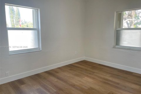 House in Miami, Florida 4 bedrooms, 138.05 sq.m. № 2040239 - photo 7