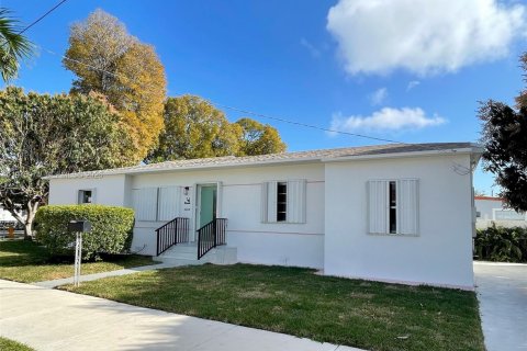 House in Miami, Florida 4 bedrooms, 138.05 sq.m. № 2040239 - photo 2