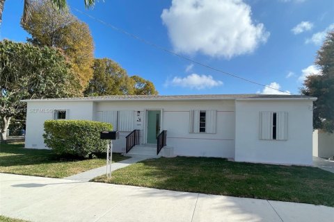 House in Miami, Florida 4 bedrooms, 138.05 sq.m. № 2040239 - photo 3