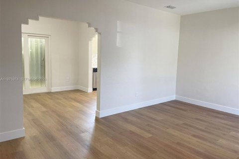 House in Miami, Florida 4 bedrooms, 138.05 sq.m. № 2040239 - photo 9