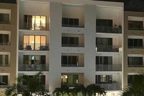 Condominio en alquiler en Sarasota, Florida, 2 dormitorios, 79.71 m2 № 1769842 - foto 1