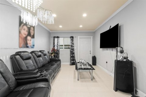 House in Hialeah, Florida 2 bedrooms № 1951227 - photo 1