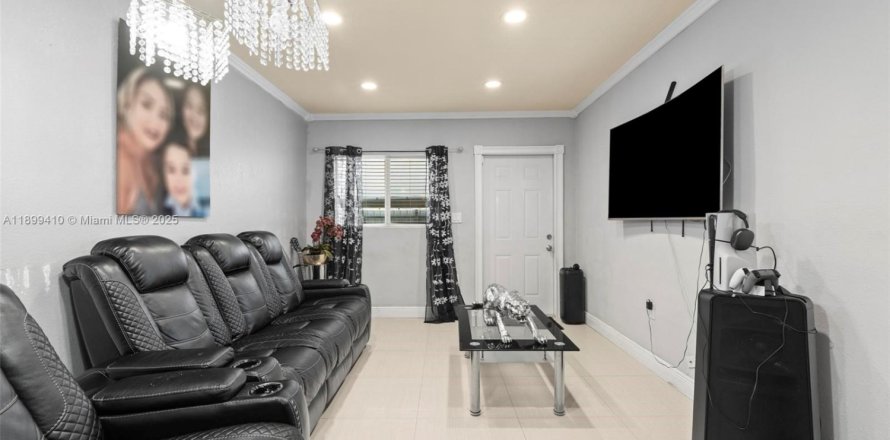 House in Hialeah, Florida 2 bedrooms № 1951227