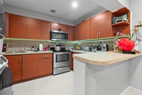 House in Hialeah, Florida 2 bedrooms № 1951227 - photo 4