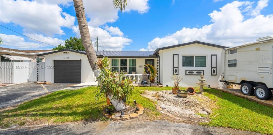 House in Miramar, Florida 3 bedrooms, 191.29 sq.m. № 1874713