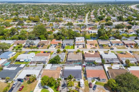 House in Miramar, Florida 3 bedrooms, 191.29 sq.m. № 1874713 - photo 5