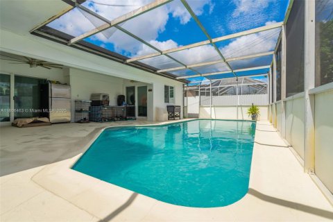 House in Miramar, Florida 3 bedrooms, 191.29 sq.m. № 1874713 - photo 2