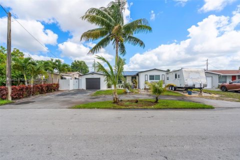 House in Miramar, Florida 3 bedrooms, 191.29 sq.m. № 1874713 - photo 8