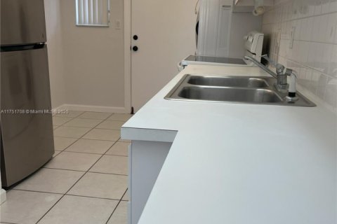 Condo in North Miami Beach, Florida, 1 bedroom № 1959295 - photo 20