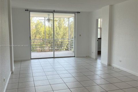 Condo in North Miami Beach, Florida, 1 bedroom № 1959295 - photo 22