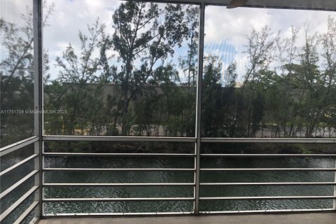 Condo in North Miami Beach, Florida, 1 bedroom № 1959295 - photo 2