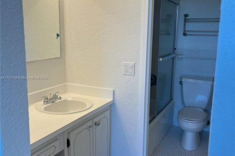 Condo in North Miami Beach, Florida, 1 bedroom № 1959295 - photo 10