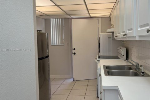 Condo in North Miami Beach, Florida, 1 bedroom № 1959295 - photo 13