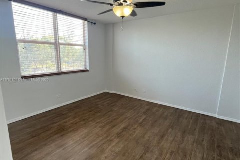 Condo in North Miami Beach, Florida, 1 bedroom № 1959295 - photo 18