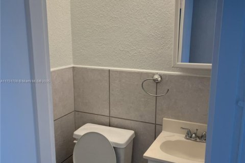 Condo in North Miami Beach, Florida, 1 bedroom № 1959295 - photo 11