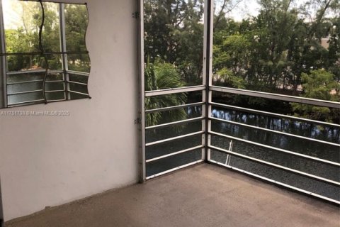 Condo in North Miami Beach, Florida, 1 bedroom № 1959295 - photo 4