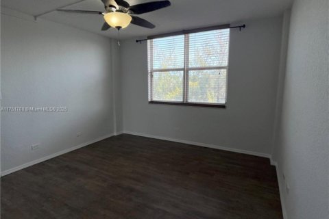 Condo in North Miami Beach, Florida, 1 bedroom № 1959295 - photo 19