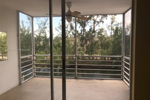 Condo in North Miami Beach, Florida, 1 bedroom № 1959295 - photo 5