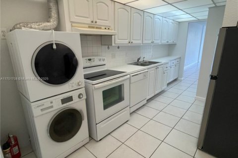 Condo in North Miami Beach, Florida, 1 bedroom № 1959295 - photo 14