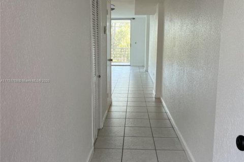 Condo in North Miami Beach, Florida, 1 bedroom № 1959295 - photo 16