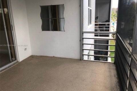 Condo in North Miami Beach, Florida, 1 bedroom № 1959295 - photo 7