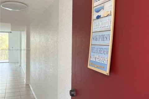 Condo in North Miami Beach, Florida, 1 bedroom № 1959295 - photo 17