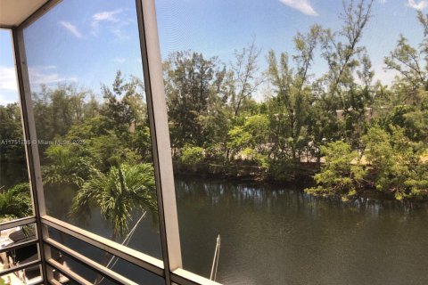 Condo in North Miami Beach, Florida, 1 bedroom № 1959295 - photo 6