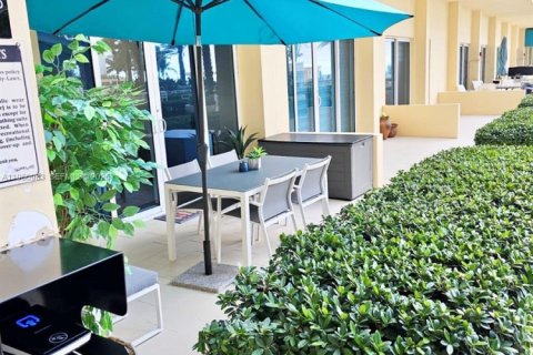 Condo in Hollywood, Florida  № 2062148 - photo 2