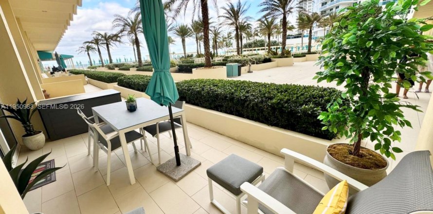 Studio in the Condo in Hollywood, Florida  № 2062148